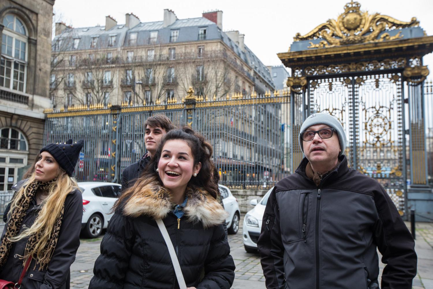 <a href='http://4z2b.t9111.com'>博彩网址大全</a> French Professor Pascal Rollet leads students on a study tour in Paris.